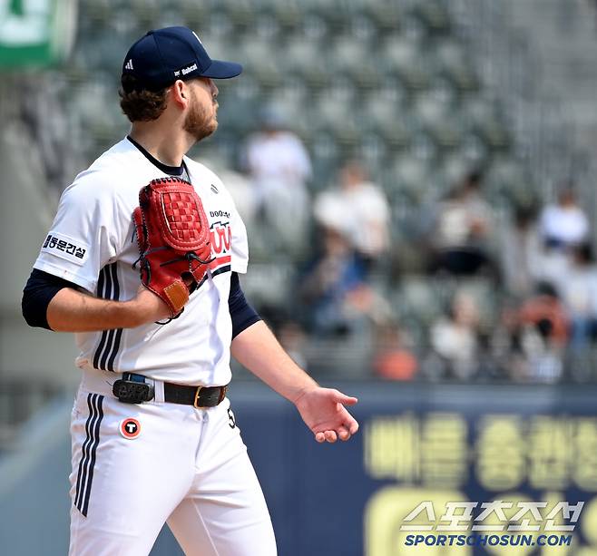 바꾸려고? 박정배 코치가 마운드에 오르자 당황한 듯 전광판을 확인하는 콜어빈