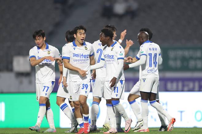 이순신종합운동장/ K리그2/ 충남아산FC vs 인천유나이티드/ 인천 제르소 득점, 김명순/ 골 세레머니/ 사진 하서영