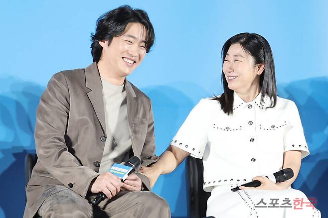 영화 '하이파이브' 제작보고회에 참석한 배우 안재홍, 라미란. 25.05.12 ⓒ이혜영 기자 lhy@hankooki.com