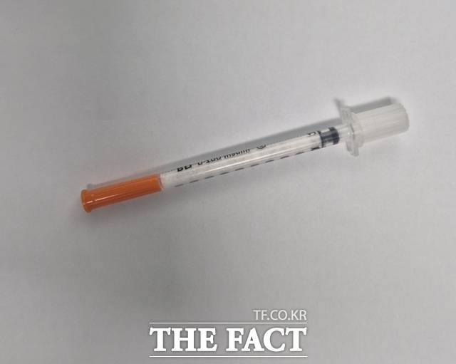 경찰이 압수한 필로폰이 들어 있는 주사기 /진주경찰서
