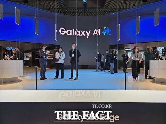 지난 3월 스페인 바르셀로나에서 열린 MWC 2025 행사장 내 삼성전자 부스에서 '갤럭시S25 엣지'가 전시돼 있다. /뉴시스