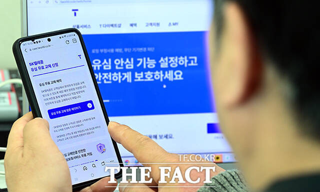 유심 해킹 사고가 발생한 SK텔레콤이 전 고객을 대상으로 유심 무상 교체를 실시한 지난달 28일 오전 서울 광화문 한 사무실의 직장인이 유심 교체 신청을 하고 있다. /임영무 기자