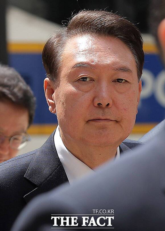 내란 우두머리 혐의로 기소된 윤석열 전 대통령이 12일 서울 서초구 중앙지법에서 오후부터 재개되는 공판에 출석하고 있다. /사진공동취재단