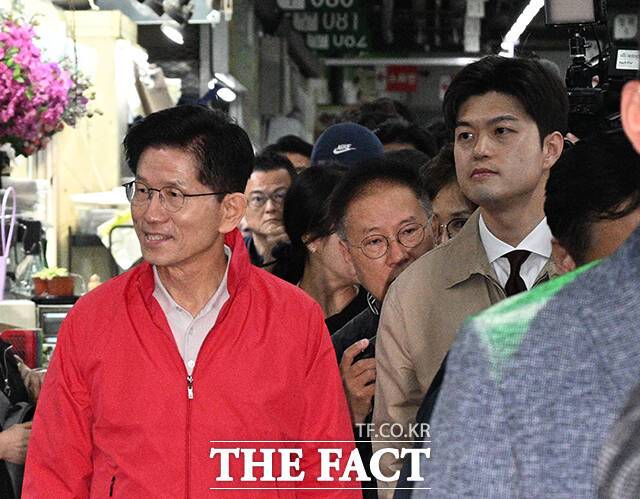 더불어민주당은 12일 국민의힘을 향해 "후보 이름도 없는 피켓과 선거 운동복을 착용한 선거 운동원들이 돌아다니고, 현수막도 유세차로 실종됐다고 한다"고 비판했다. 사진은 김문수 국민의힘 대선 후보. /박헌우 기자