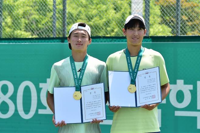 18세부 복식에서 우승한 김민우 유승준 조(이상 양구고). 사진/황서진 기자