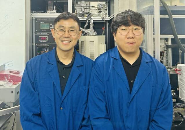 신개념 촉매를 개발한 KAIST 연구진. 왼쪽부터 생명화학공학과 최민기 교수, 이수성 연구생(박사과정)이다.(사진=KAIST)
