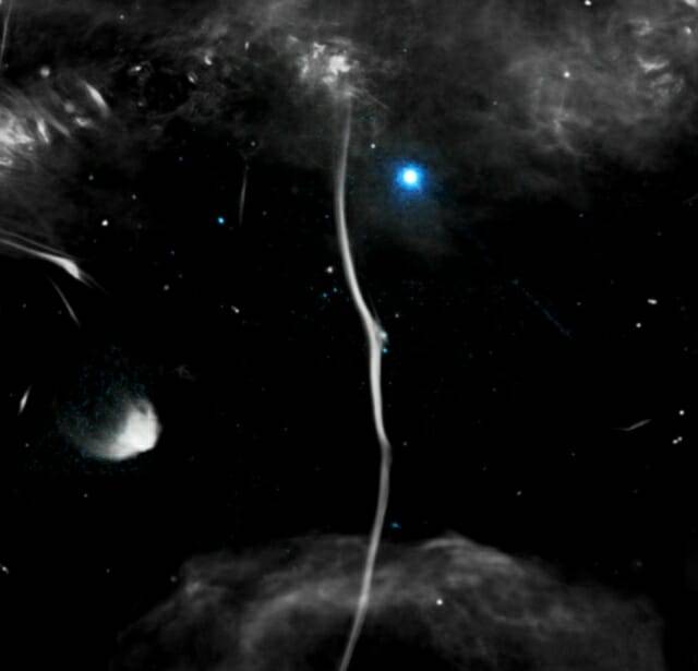 지구에서 약 2만 6천 광년 떨어진 곳에 위치한 G359.13의 기다란 구조물이 꺾여 있는 것이 관측됐다. (사진=NASA)