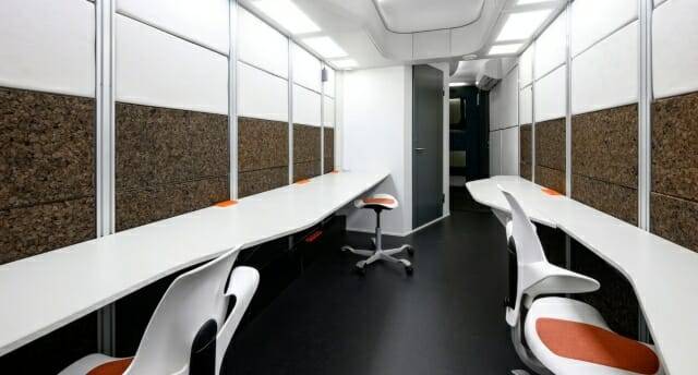 플렉스햅에 자리한 실험실 공간. 작업공간과 통신 장비, 컴퓨터 장비들이 자리한다. (사진=SAGA 스페이스 아키텍츠)