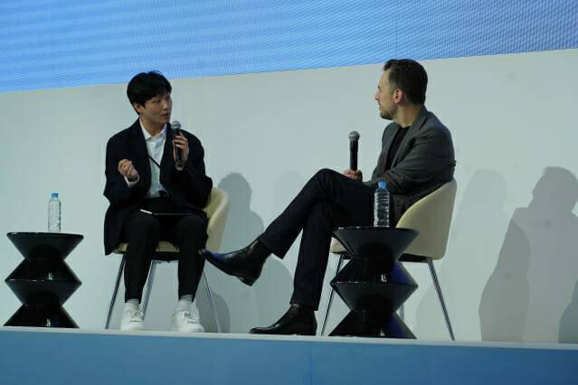 지난 3월 서울 잠실 시그니엘에서 열린 '코리아 빌더서밋' 현장에서 이엽 콕스웨이브 이사(왼쪽)와 마이크 크리거 앤트로픽 CPO(오른쪽)가 연결형 AI의 미래에 대해 대담을 나누고 있다. (사진=콕스웨이브)