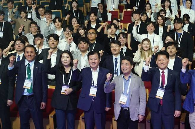 '2025 청년창업사관학교 출정식'에서 임정욱 중기부 창업벤처혁신실장(앞줄 왼쪽에서 네 번째), 강석진 중진공 이사장(앞줄 왼쪽에서 세 번째) 등 참석자들이 기념촬영을 하고 있다.