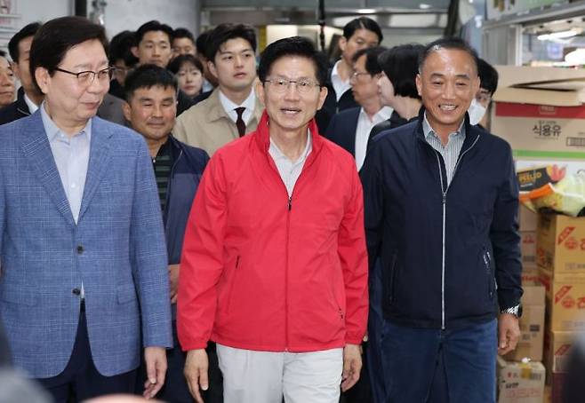 문수 국민의힘 대선 후보가  제21대 대통령 선거 공식 선거운동 첫날인 12일 서울 송파구 가락시장을 방문했다. 연합뉴스