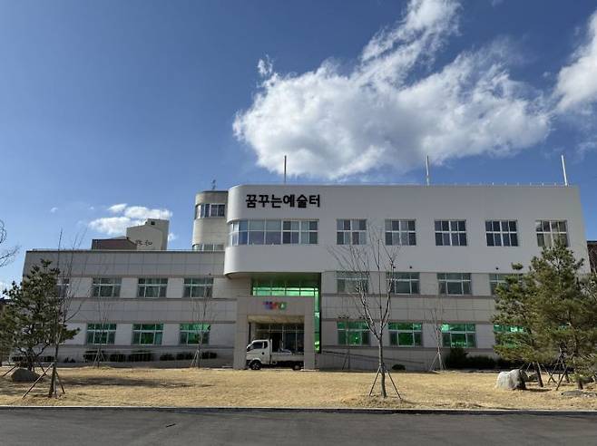 옛 춘천교육지원청 건물(춘천로145번길 18로)을 리모델링해서 13일 공식 개관하는 '춘천 꿈꾸는 예술터' 건물 전경. 사진=춘천시청 제공