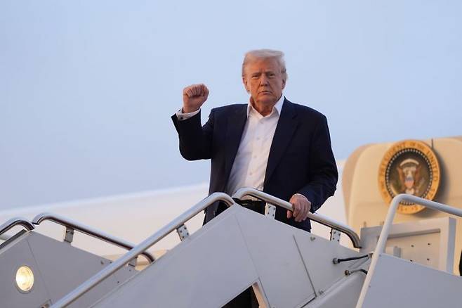 에어포스원을 탑승한 도널드 트럼프 미국 대통령. AP연합뉴스