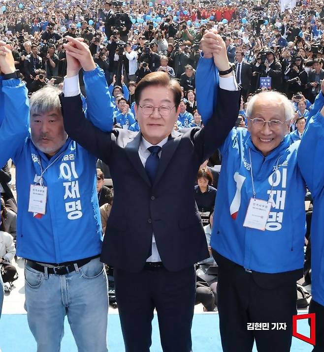 이재명 더불어민주당 대선 후보가 제21대 대통령선거 공식 선거운동 첫날인 12일 '빛의 혁명'을 상징하는 공간인 서울 광화문 청계광장에서 첫 유세를 시작하며 두 팔을 번쩍 들고 있다. 김현민 기자