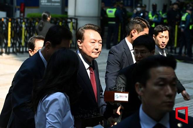 윤석열 전 대통령이 12일 오전 서울 서초구 중앙지방법원에서 열린 내란 우두머리 혐의, 직권남용 권리행사방해 혐의 사건 3차 공판에 출석, 취재진의 질문을 받으며 이동하고 있다.2025.05.12 사진공동취재단