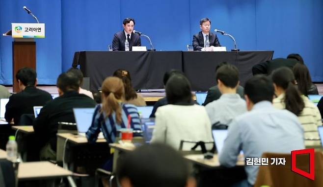 최윤범 고려아연 회장이 13일 서울 중구 대한상공회의소에서 열린 고려아연 기자회견에서 발언하고 있다. 오른쪽은 박기덕 대표이사. 최 회장은 이날 “최대한 빠른 시일 내에 이사회 의장직을 내려놓고, 사외이사가 고려아연 이사회 의장을 맡도록 하겠다”고 밝혔다. 김현민 기자