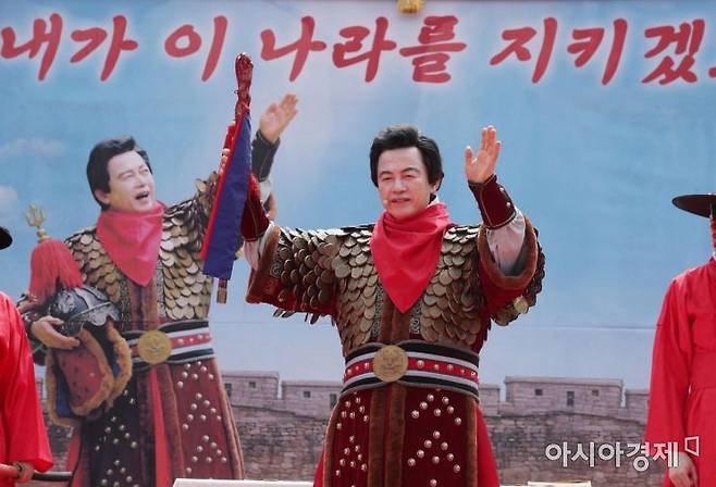 허경영 국가혁명당 명예대표가 지난 2021년 경기 고양시 행주산성 대첩문 앞에서 대선 출마 선언식을 열고 퍼포먼스를 하고 있다.김현민 기자