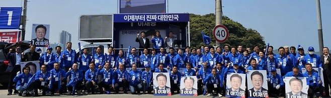 민주당 해남·완도·진도 선거대책위원회는 6·3 대통령선거 공식 선거운동 첫날인 12일 출정식을 열고, 이재명 후보에 대한 압도적인 지지를 호소했다. 이준경 기자