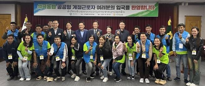 곡성군에 라오스 공공형 계절근로자 40명이 지난 3월에 이어 지난 9일 20명이 추가로 투입됨에 따라 농번기 일손 부족이 다소나마 해소될 것으로 기대되고 있다. 곡성군 제공