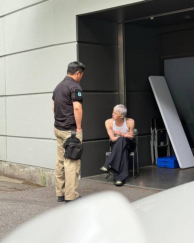 지드래곤, 민소매로 뽐낸 직각 어깨(출처: 8lo8lo8lowme 인스타그램)