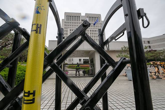 2025년 5월 9일 오전 서울 서초구 대법원 청사의 모습. 이재명 더불어민주당 대선 후보의 공직선거법 사건을 놓고 조희대 대법원장이 전원합의체 유죄 판결을 주도했다는 이유로 야권에서 연일 조 대법원장을 향해 사퇴, 탄핵 등 압박을 가하고 있다. /장련성 기자