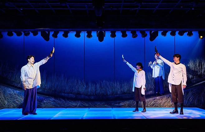 뮤지컬 '긴긴밤'의 아기 펭귄 설가은양(왼쪽에서 두번째) 공연 모습. /라이브러리컴퍼니