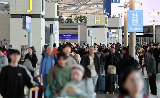 황금연휴를 앞둔 지난 2일 오전 인천국제공항 제1여객터미널 출국장이 여행객들로 붐비고 있다. /뉴스1