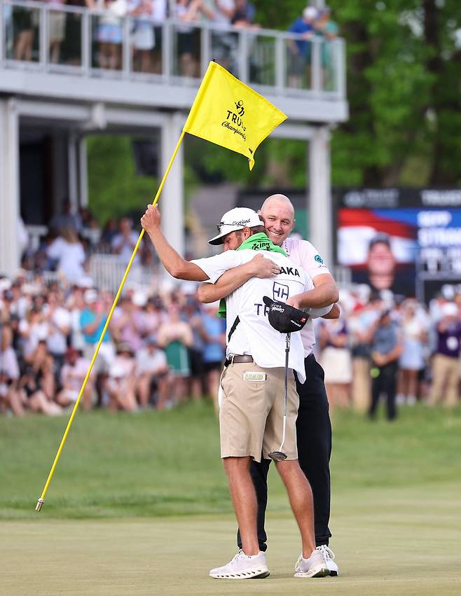 제프 슈트라카가 PGA투어 2025 트루이스트 챔피언십에서 우승한 뒤 캐디와 포옹하며 기쁨을 나누고 있다. /Bill Streicher-Imagn Images 연합뉴스
