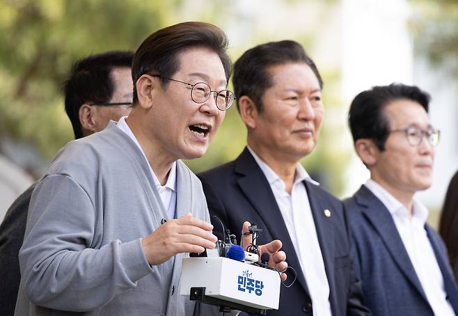 경청투어에 나선 이재명 더불어민주당 대통령 후보가 11일 오후 전남 해남군 군민광장 야외공연장에서 연설을 하고 있다. /뉴스1