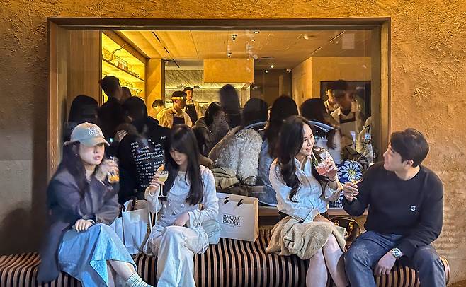 2025년 5월 3일 서울 청담동 바 제스트. 창 너머로 북적이는 바 내부와, 바깥 벤치에서 칵테일을 즐기는 사람들 모습.  /김지호 기자