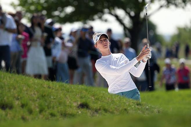 넬리 코르다가 12일 미국 뉴저지주 리버티 내셔널 골프클럽에서 열린 LPGA 투어 미즈호 아메리카스 오픈 4라운드 3번홀에서 벙커샷을 하고 있다./AFP 연합뉴스