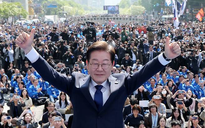 이재명 더불어민주당 대선후보가 12일 서울 청계광장 첫 유세에서 손을 들어 포즈를 취하고 있다. /남강호기자