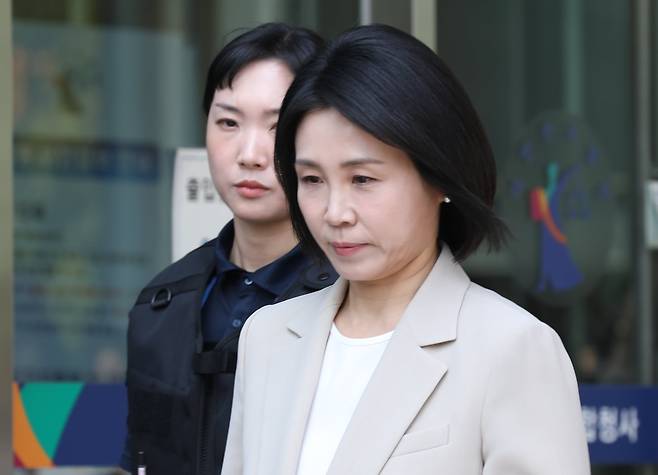 이재명 더불어민주당 대통령 후보의 부인 김혜경 여사가 12일 오후 경기 수원시 영통구 수원고등법원에서 열린 '선거법 위반' 항소심에서도 150만원 벌금형을 선고 받고 법원을 나서고 있다./장경식 기자