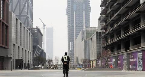 중국 톈진시 빈하이신구(濱海新區) 위자푸(于家堡) 광장에서 경비원이 홀로 서 있다. 기사와 관련 없음./조선일보DB