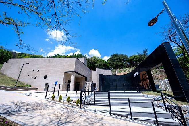 충북 제천시가 송학면 포전리 구석기 동굴 유적지인 점말동굴 인근에 조성한 '점말동굴유적체험관' 전경/제천시