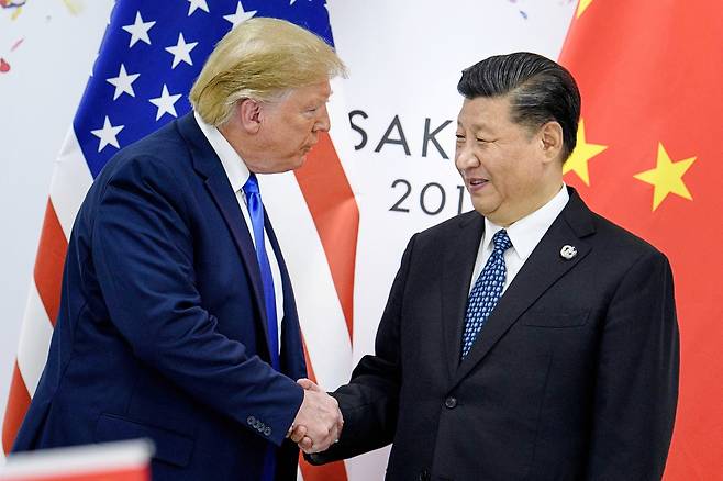지난 2019년 6월 28일 시진핑(오른쪽) 중국 국가주석과 도널드 트럼프 미국 대통령이 오사카에서 열린 G20 정상회의를 계기로 만나 악수하고 있다./AFP연합뉴스
