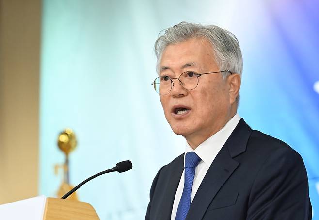 문재인 전 대통령이 지난달 25일 서울 여의도 국회도서관에서 열린 4.27 판문점선언 7주년 기념식에서 기념사를 하고 있다. /사진공동취재단