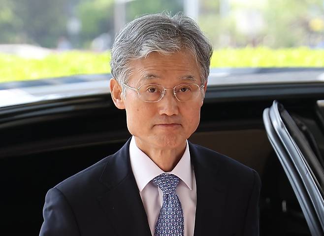 조희대 대법원장이 12일 서울 서초구 대법원으로 출근하고 있다. /연합뉴스