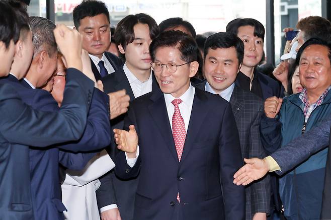 김문수 국민의힘 대통령 후보가 11일 오전 한덕수 전 국무총리와의 회동을 서울 여의도 중앙당사로 들어서며 지지자들과 인사나누고 있다. 김 후보는 이날 오전 중앙선건관리위원회에 대통령 후보 등록을 마쳤다. (공동취재) /뉴스1