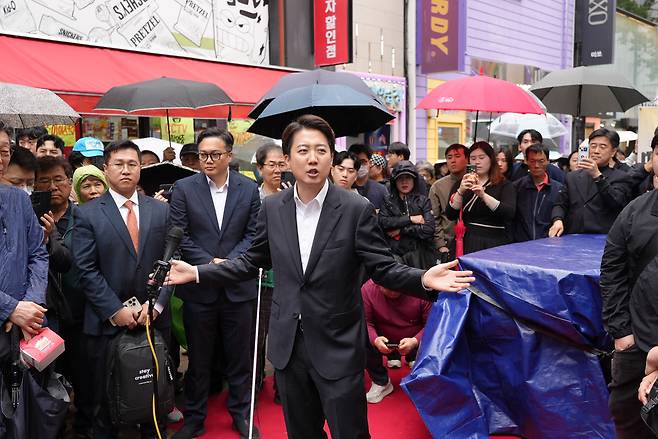 이준석 개혁신당 대선 후보가 지난 10일 대구 동성로에서 열린 거리버스킹 현장을 찾아 지지자 및 시민들과 인사를 나누고 있다./개혁신당