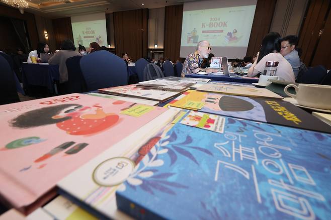 지난해 6월 24일 서울 송파구 롯데호텔 월드에서 열린 K-북 저작권 마켓에서 외국인 출판 바이어들이 책을 살펴보고 있다. 사진은 기사 내용과 무관. /뉴스1