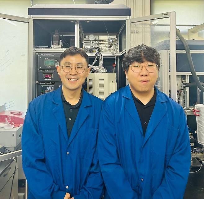 한국과학기술원(KAIST)의 최민기 생명화학공학과 교수(왼쪽), 이수성 생명화학공학과 박사과정생./KAIST