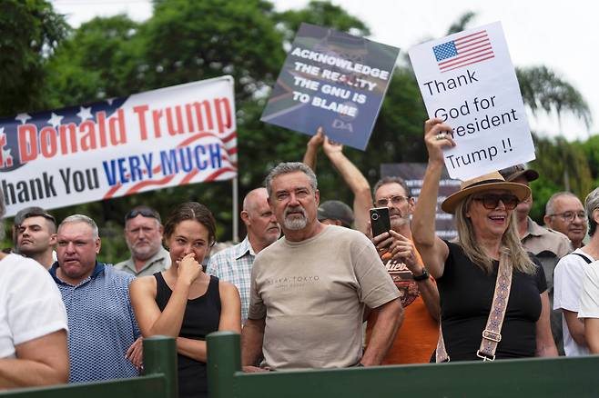 지난 2월 남아프리카공화국 프리토리아 미국 대사관 앞에서 도널드 트럼프 미국 대통령을 지지하는 남아공 백인들이 시위를 벌이고 있다. /연합뉴스