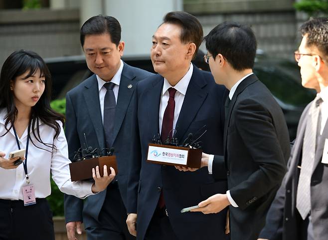 윤석열 전 대통령이 12일 오전 서울 서초구 중앙지방법원에서 열린 내란 우두머리 혐의, 직권남용 권리행사방해 혐의 사건 3차 공판에 출석하고 있다. /뉴스1