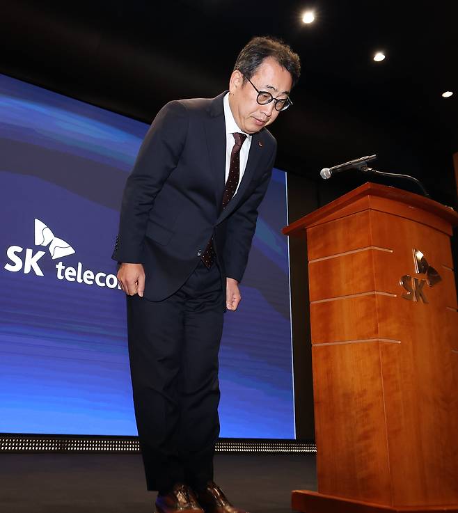 유영상 SK텔레콤 사장이 지난 2일 서울 중구 SK텔레콤 T타워에서 열린 사이버 침해 관련 일일 브리핑에서 유심(USIM) 정보 해킹 사고와 관련해 고개 숙여 사과하고 있다. /뉴스1