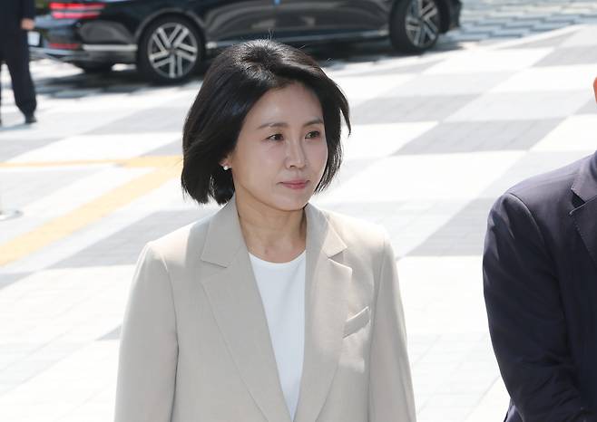 '공직선거법 위반' 혐의로 1심에서 벌금형을 선고받은 이재명 더불어민주당 대통령 후보의 부인 김혜경 여사가 12일 오후 경기 수원시 영통구 수원고등법원에서 열린 항소심 선고 공판에 출석하고 있다. / 뉴스1