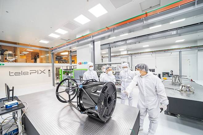 텔레픽스 연구진이 대전 스페이스랩 청정 시설 클린룸에서 광학 탑재체 개발을 위한 연구를 진행하고 있다./텔레픽스