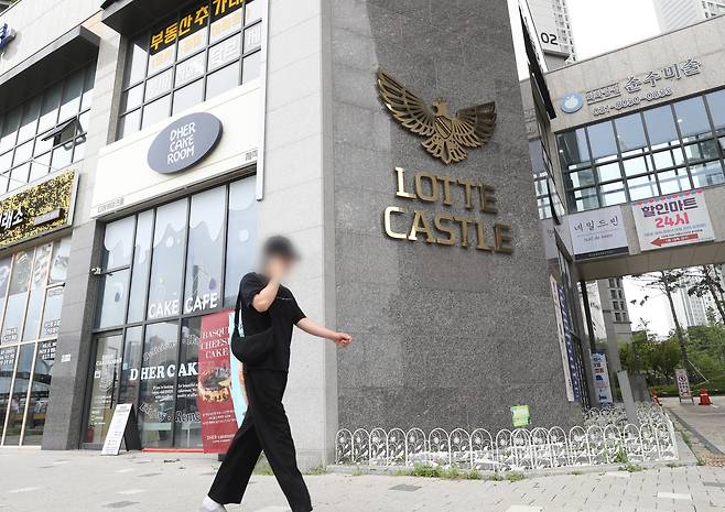 (화성=뉴스1) 김영운 기자 = 최소 수억 원의 시세차익을 기대할 수 있는 '로또 청약'으로 청약 홈페이지 접속이 마비된 가운데 한국부동산원 청약홈이 원활한 서비스 제공을 위해 29일 청약 접수 중인 단지의 청약홈 접수 마감 시간을 기존 17시 30분에서 23시까지 연장 운영했다. 또한 청약 접수단지 중 동탄역 롯데캐슬(무순위) 청약접수는 청약접수일을 기존 29일에서 29~30일까지로 변경했다.사진은 2024년 7월 30일 오전 청약 접수 중인 경기 화성시 오산동 동탄역 롯데캐슬 아파트의 모습. 2024.7.30/뉴스1