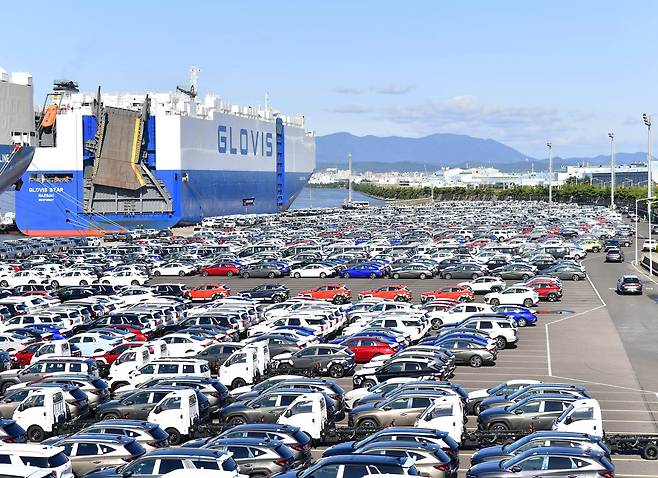 현대차 차량들이 울산공장 부두에서 수출 선적을 위해 주차돼 있다. /현대차 제공