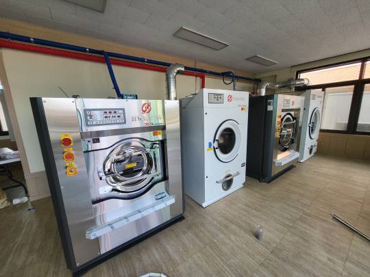 청양군이 경제위기 극복과 생활인구 증가를 위한 기반을 마련하고자 기업 유치와 함께 비봉농공단지 관리사무소에 위치한 근로자 작업복 공동세탁소를 운영하는 등 다양한 지원 정책을 펼치며 기업하기 좋은 도시로 거듭나고 있다.청양군 제공